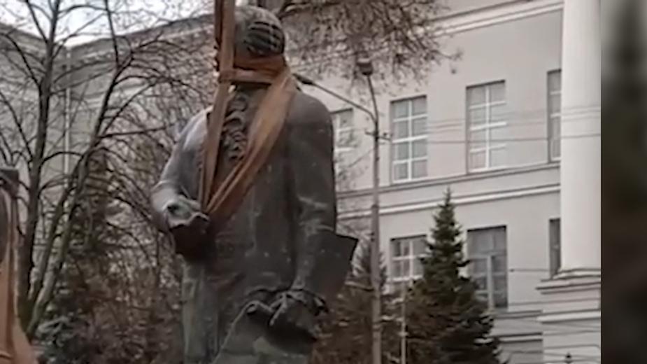 В Днепре демонтировали памятник Ломоносову