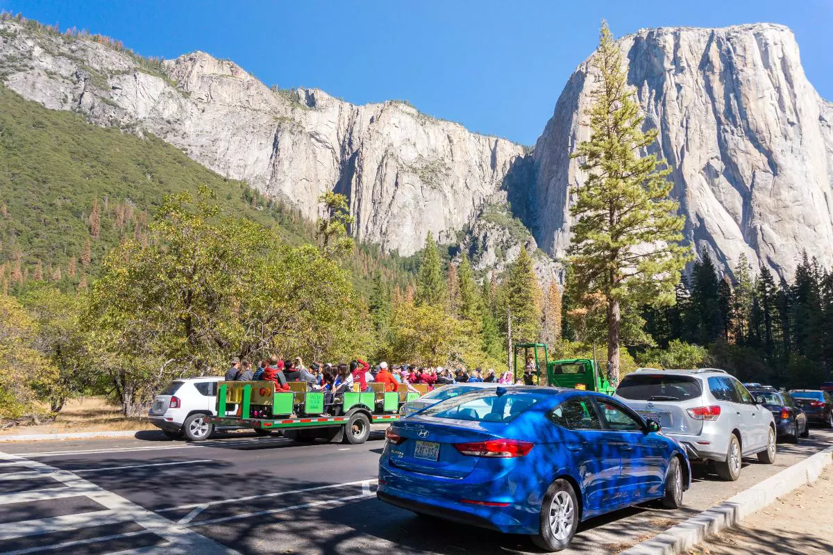 Многочисленные туристы в Йосемитском национальном парке в Калифорнии