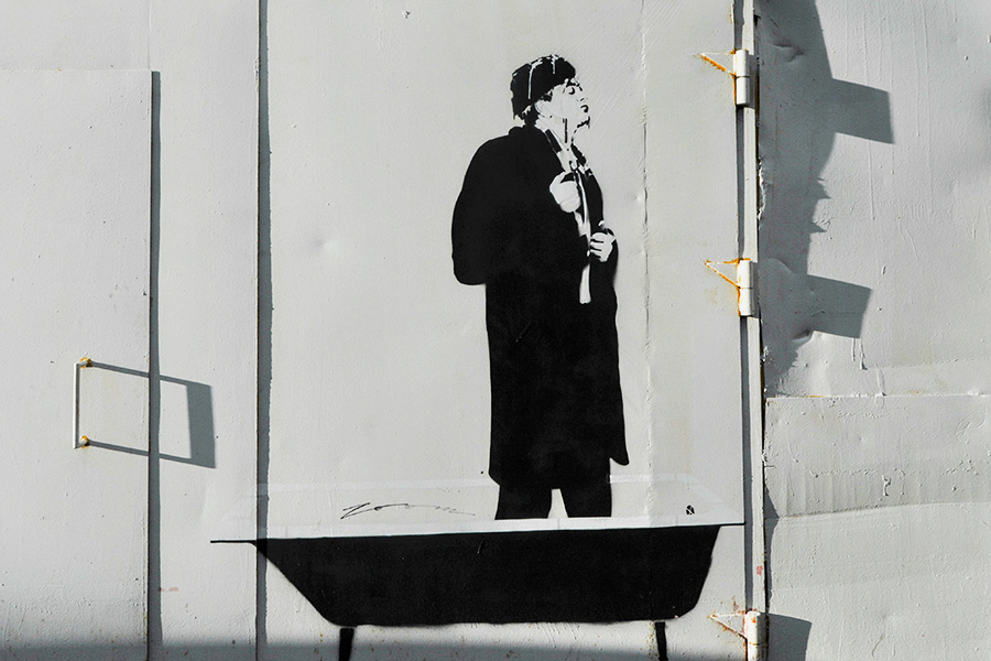 Граффити&nbsp;с изображением героя фильма &laquo;Ирония судьбы или с легким паром&raquo;&nbsp;Ипполита на Павловской улице в Москве