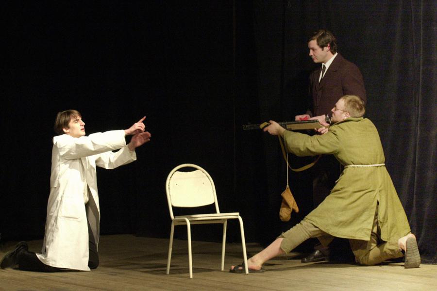 Прогон дипломного спектакля выпускника РАТИ Константина Богомолова&nbsp;&laquo;Лекция о пользе убийств, или шесть трупов в поисках действия&raquo;, 2001 год