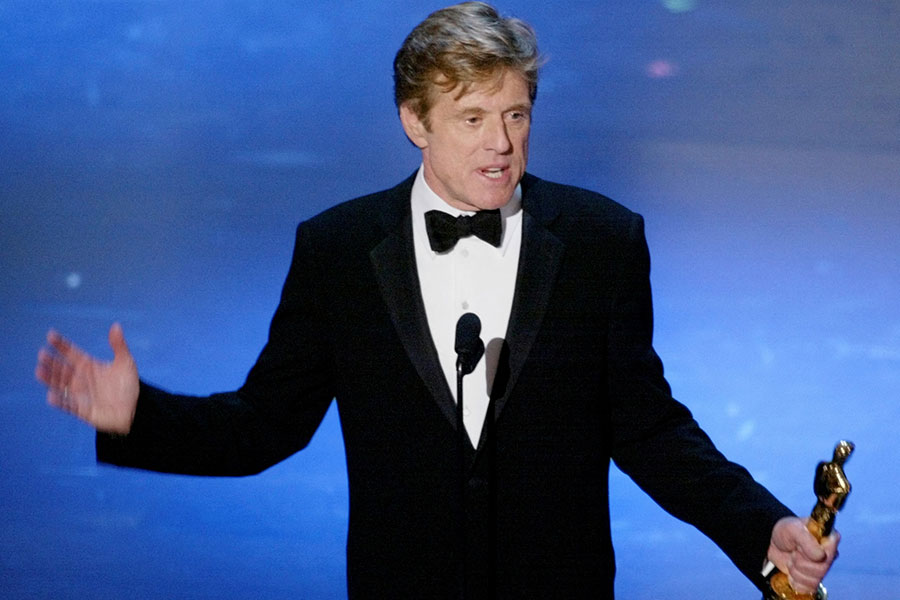 В сорокалетнем возрасте Редфорд впервые выступил в качестве режиссера. Снятая им психологическая драма &laquo;Обыкновенные люди&raquo; о трагедии в обеспеченной семье была удостоена четырех &laquo;Оскаров&raquo;, в том числе за лучшую режиссуру. Еще только пять режиссеров получили эту награду за дебютную работу. Эта&nbsp;же лента получила &laquo;Золотой глобус&raquo; за лучшую режиссуру. Позднее Редфорд снял ленты &laquo;Война за бобовые поля Милагро&raquo;, &laquo;Там, где течет река&raquo; и &laquo;Телевикторина&raquo;.

На фото: Редфорд принимает &laquo;Оскара&raquo; за вклад в кинематограф в марте 2002 года.