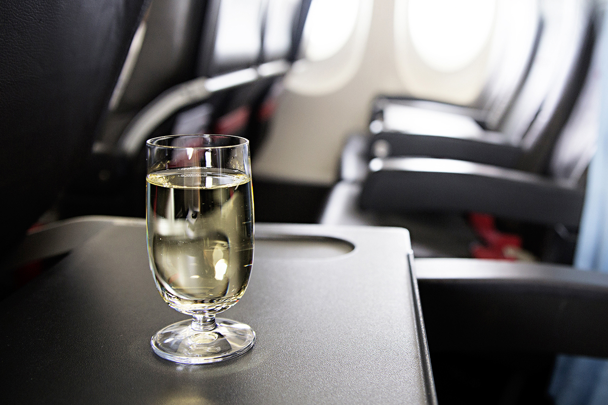 Авиакомпания Air Canada, которая базируется в Монреале, начала предлагать пассажирам экономкласса на всех направлениях бесплатное пиво, вино и закуски