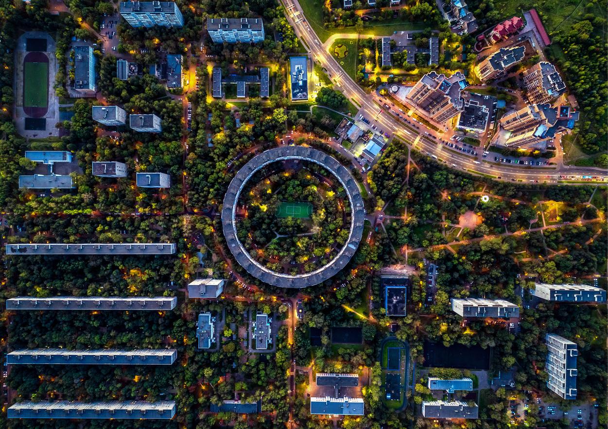 Район Очаково-Матвеевское имеет глубокие исторические корни. Есть здесь и свои архитектурные достопримечательности — например, один из знаменитых «круглых» домов, построенный в 1972 году.