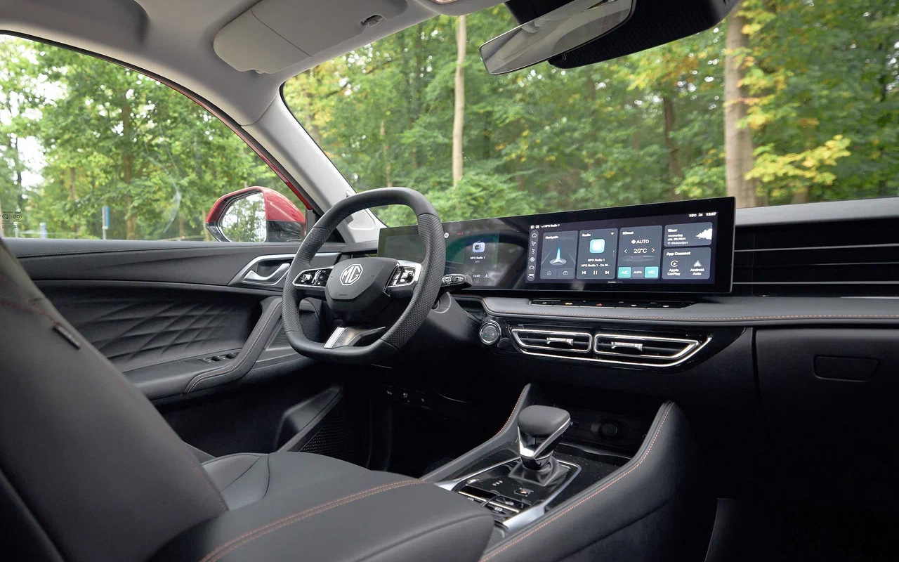 MG HS. Обстановка поскромнела. Тоннель утратил нижний ярус и креативное оформление