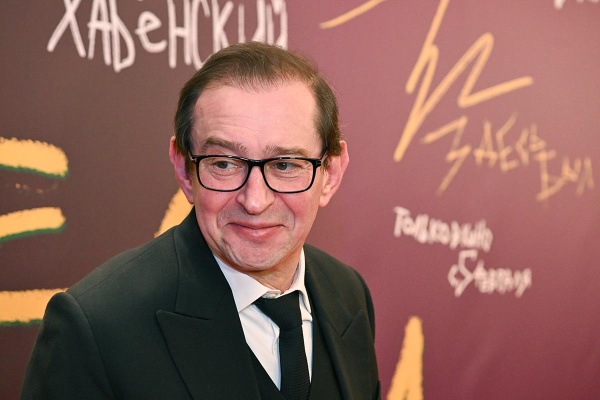 Константин Хабенский был назначен и.о. ректора Школы-студии МХАТ 6 марта 2026 года. В 2008 году стал соучредителем «Благотворительного фонда Константина Хабенского». В 2019 году был удостоен Государственной премии России за выдающиеся достижения в области благотворительной деятельности