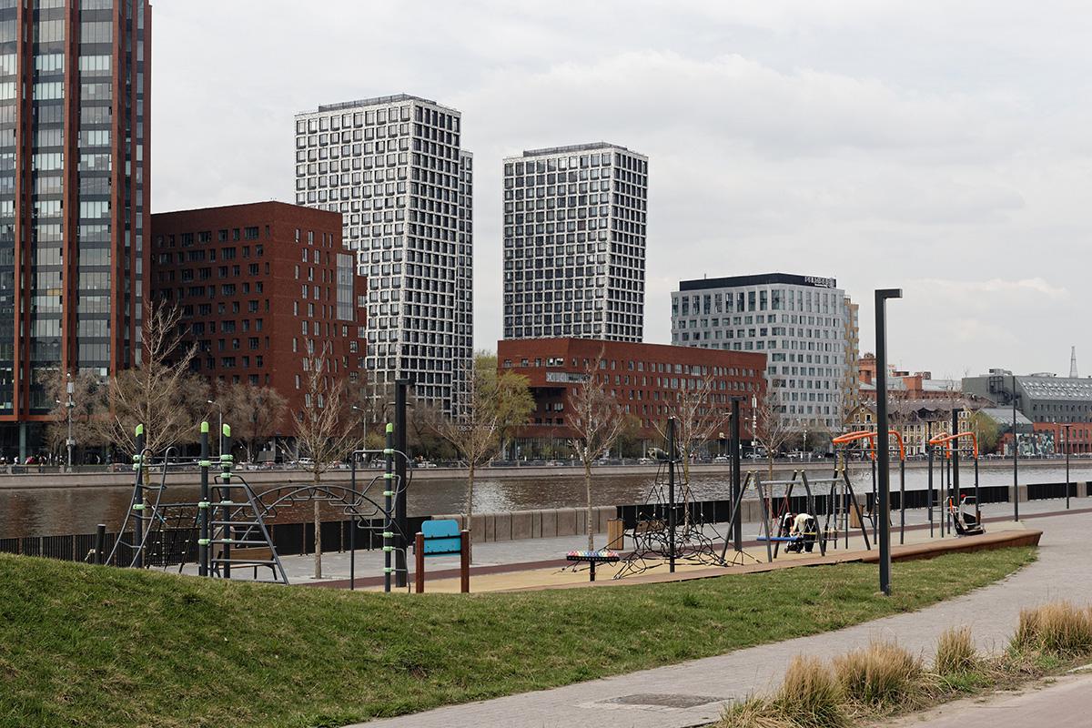 Вид с набережной Марка Шагала на Новоданиловскую набережную