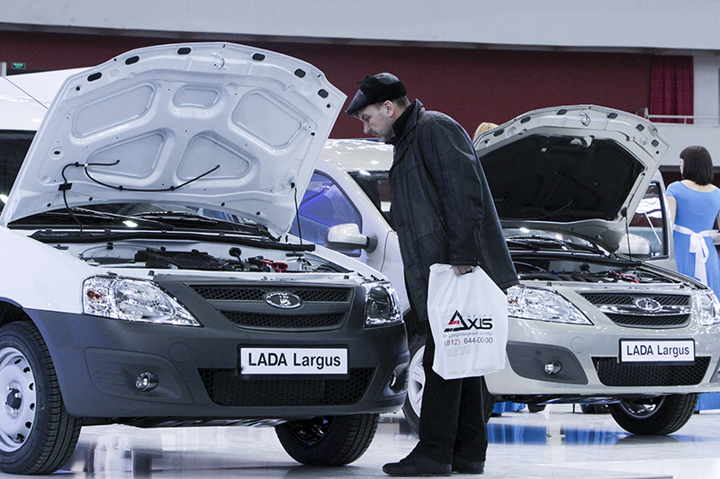 Lada Largus

Модель, построенная на базе Renault Logan MCV &ndash; партнера АвтоВАЗа. Уверенно двигается к пятерке лидеров топ-10 самых продаваемых автомобилей в России. В 2013 году Largus занимала девятую строчку рейтинга, а годом ранее вообще&nbsp;волочилась в хвосте топ-25. В 2014-м&nbsp;продано 65 тыс. автомобилей &ndash; на 14% больше, чем в 2013-м. &nbsp;