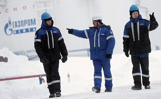 Рабочие на Южно-Приобском месторождении ОАО &laquo;Газпром нефть&raquo;