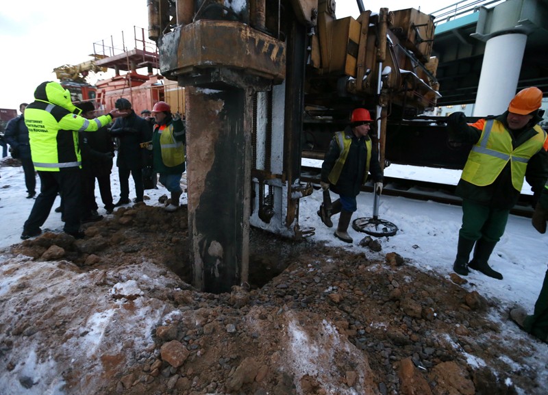 Свая пробила тоннель между станциями московского метро