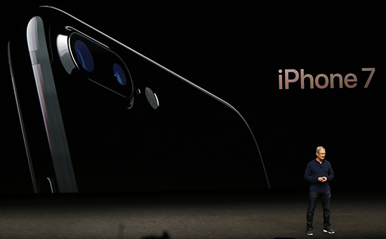 Глава Apple Тим Кук во&nbsp;время презентации iPhone 7


