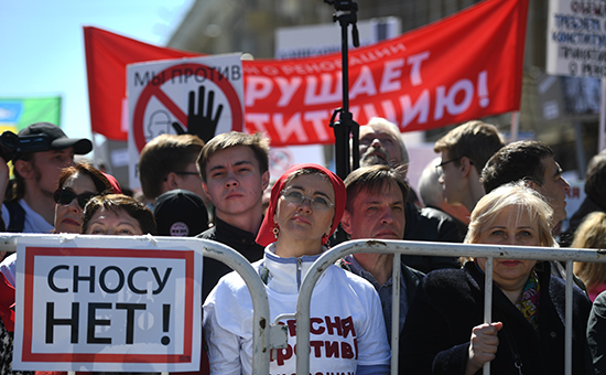 Участница митинга против сноса пятиэтажек на проспекте Академика Сахарова&nbsp;в Москве&nbsp;


