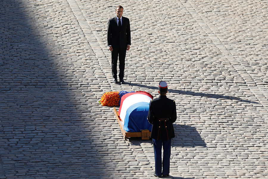 Эмманюэль Макрон напротив покрытого национальным флагом Франции гроба Шарля Азнавура