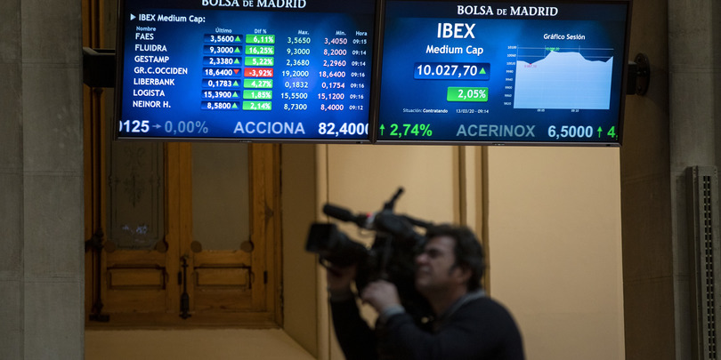 Монитор, показывающий динамику индексов на Мадридской бирже