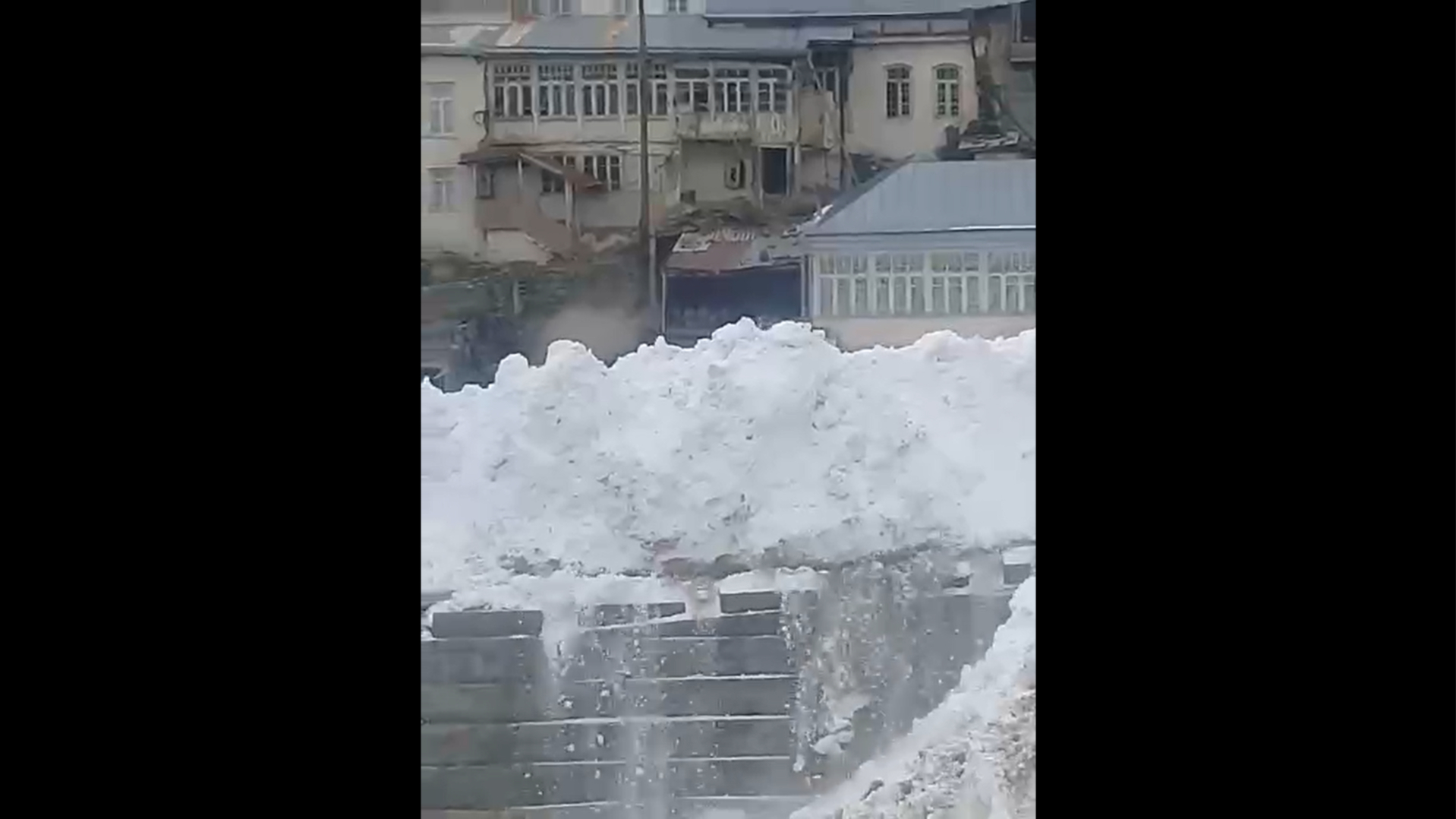 В Дагестане на автомобильную дорогу сошла лавина