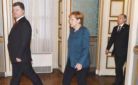 Президент Украины Петр Порошенко, канцлер Германии Ангела Меркель, президент России Владимир Путин на саммите в Милане