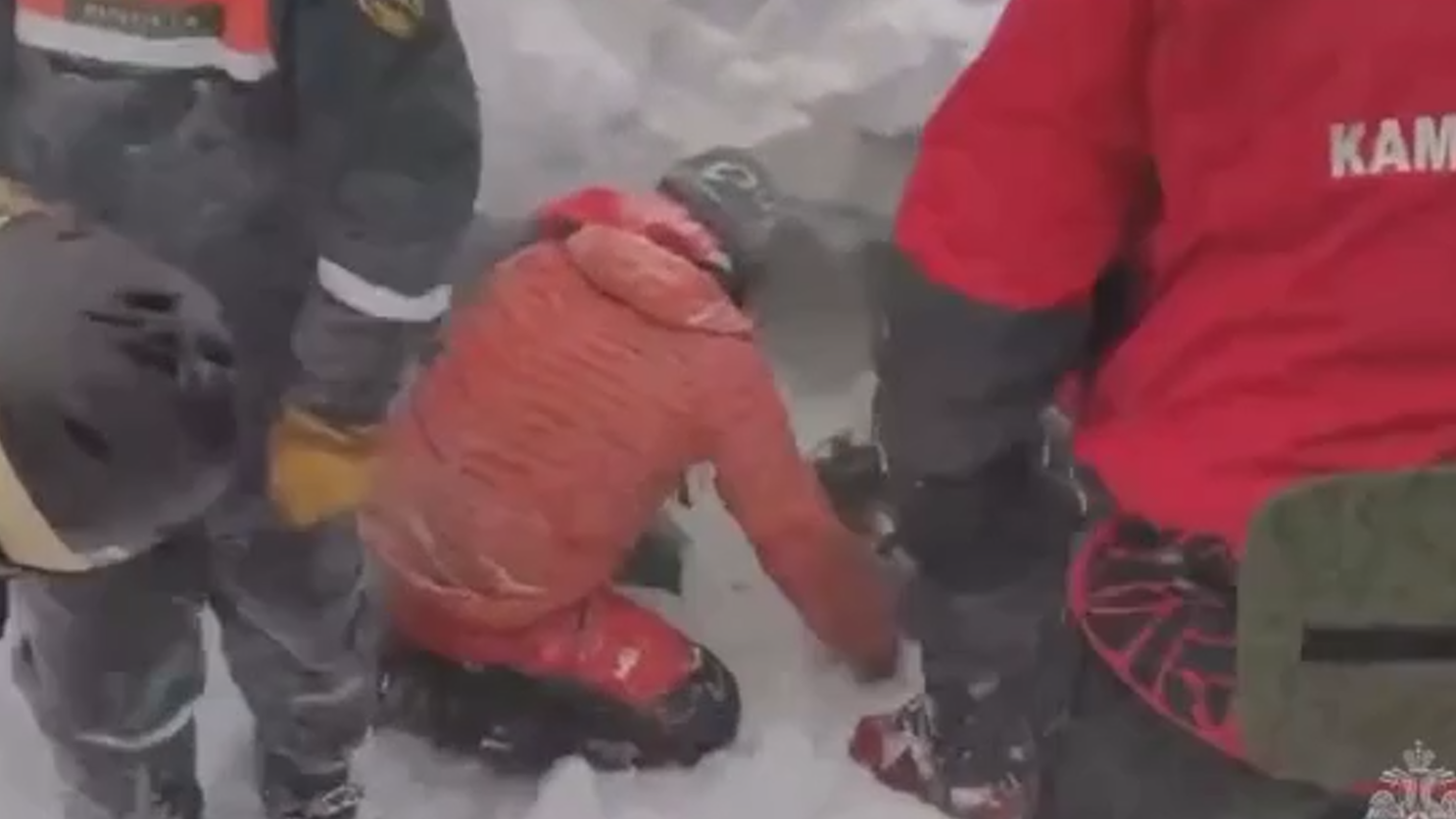 Попавших под лавину на Камчатке туристов эвакуировали вертолетом