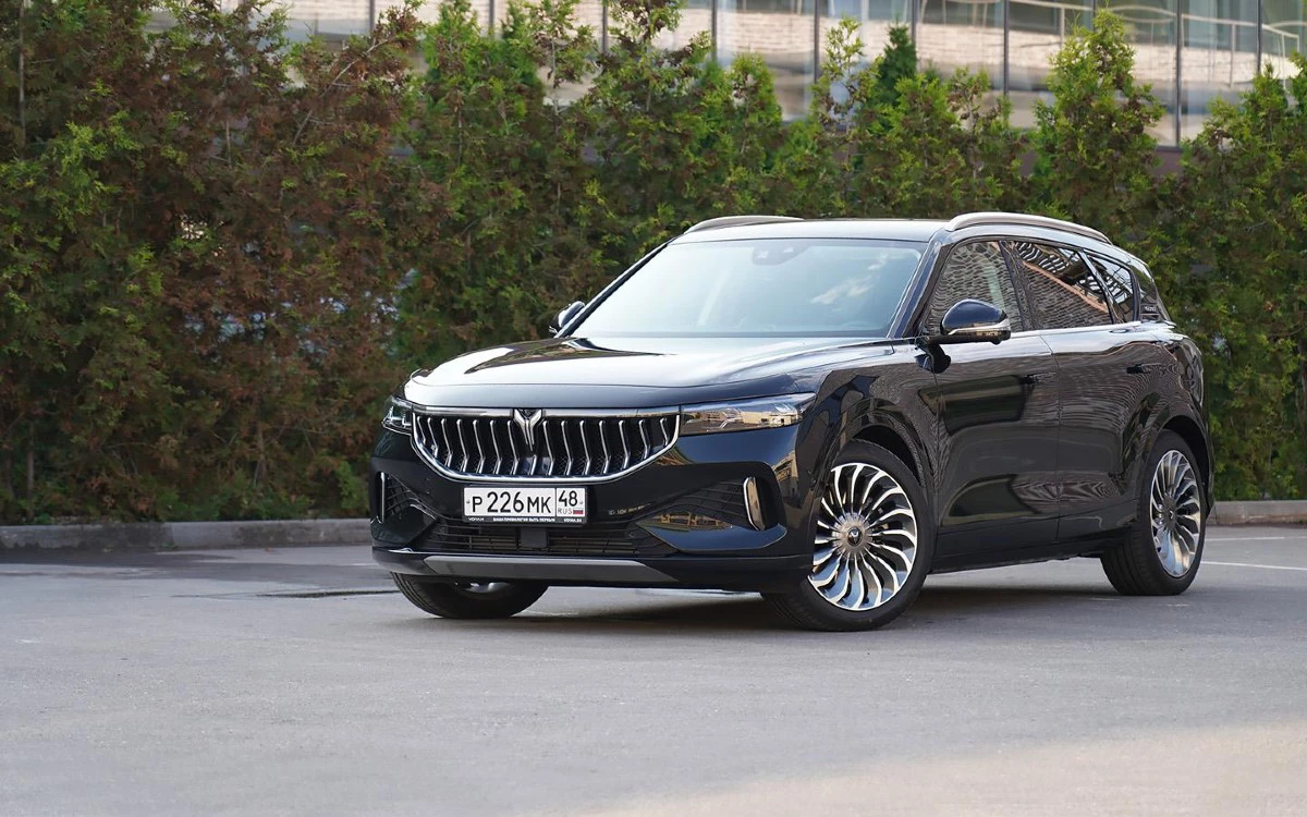 Китайский кроссовер Voyah Free, который предлагается в электрической и гибридной версиях с силовыми установками мощностью 490 и 693 л.с. соответственно