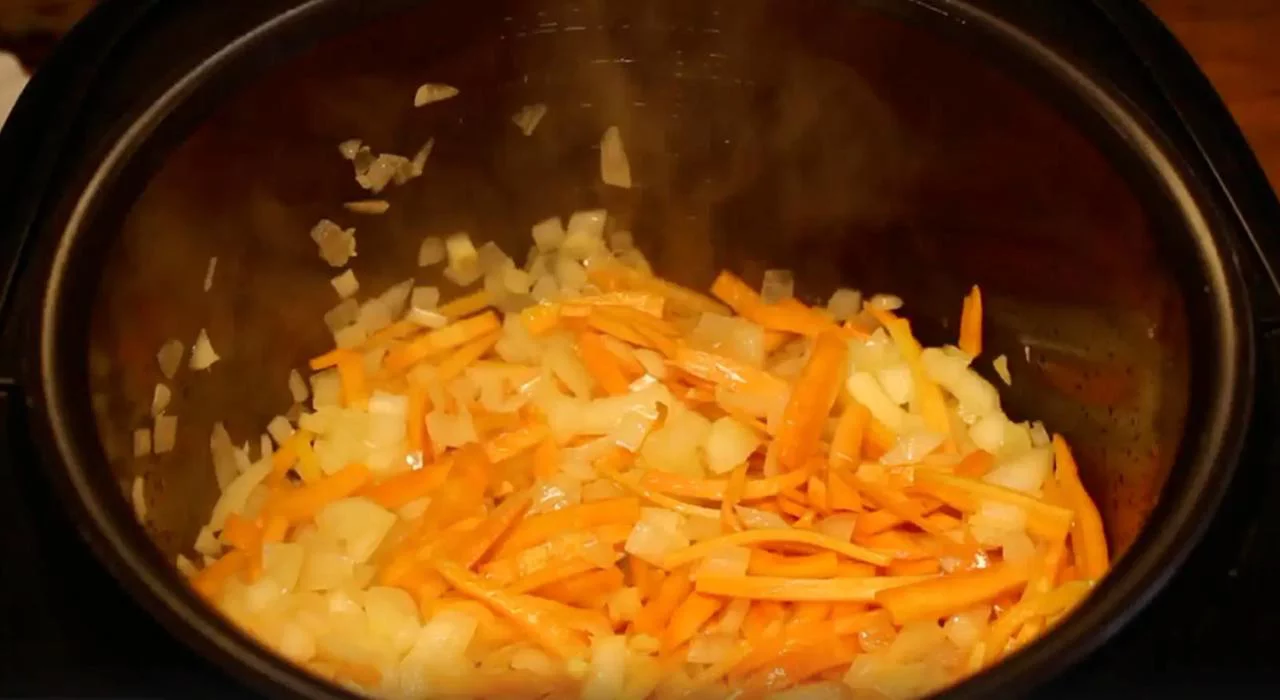 Обжарьте лук и морковь