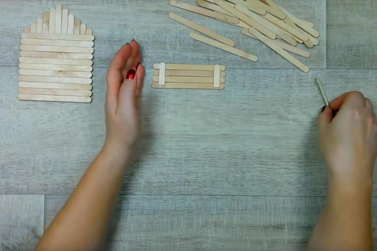 Как сделать новогодний домик из палочек от мороженого