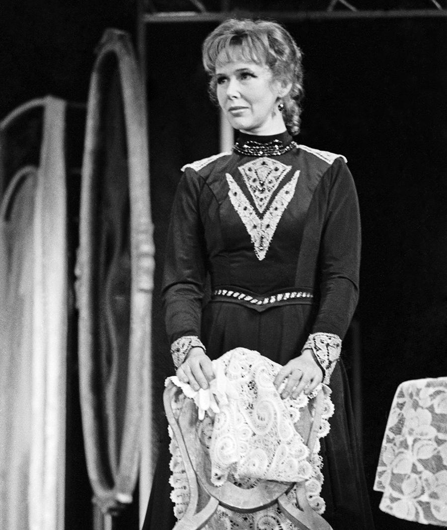 Евгения Симонова в спектакле «Жертва века», 1994 год