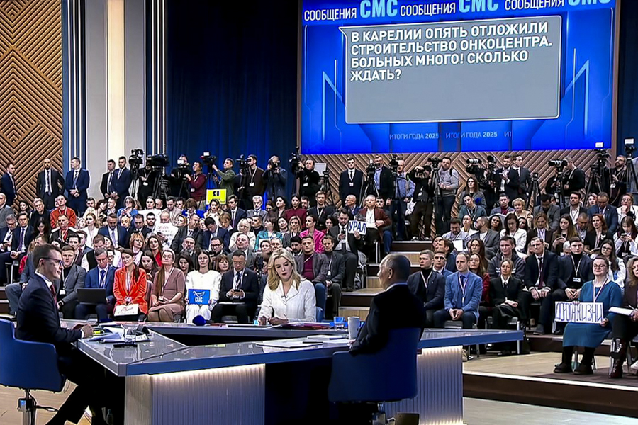 Фото: Трансляция прямой линии с президентом России Владимиром Путиным