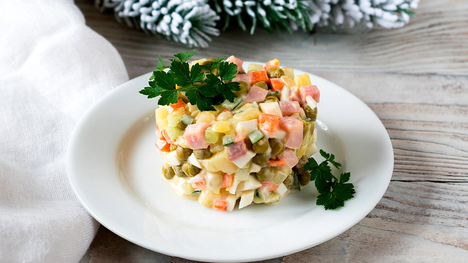 Диетолог назвала безопасный срок хранения оливье