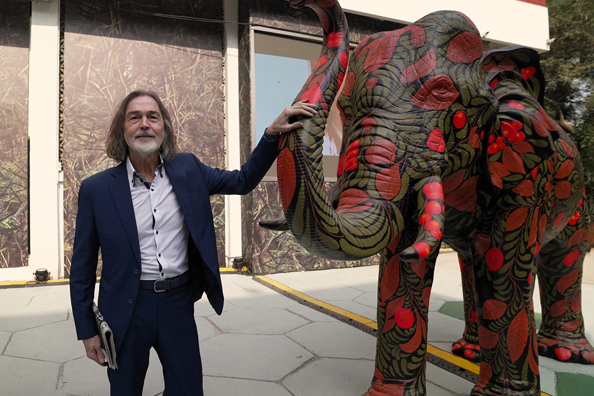 Никас Сафронов на выставке в Индии