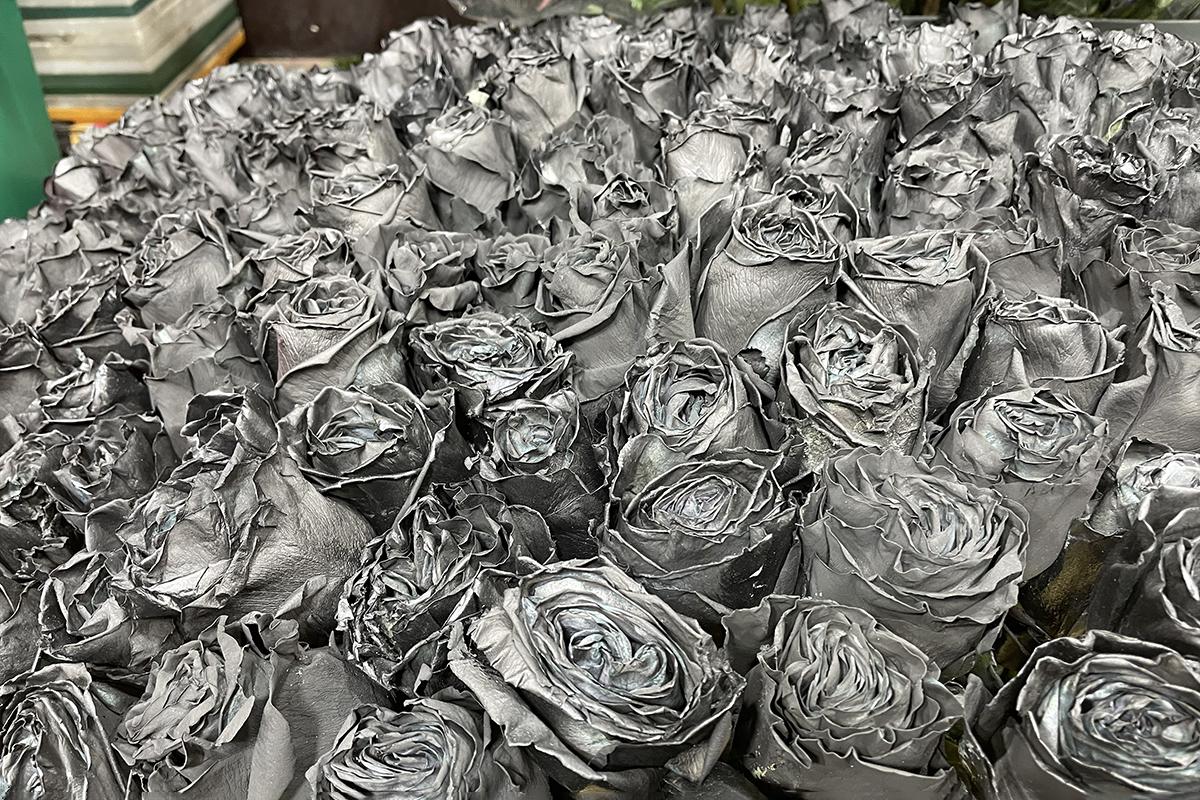 Продажа цветов на Рижском рынке в Москве в преддверии Международного женского дня, 06 марта