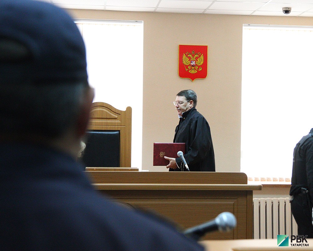 Федеральный судья Алексей Чернышев занял свое место.