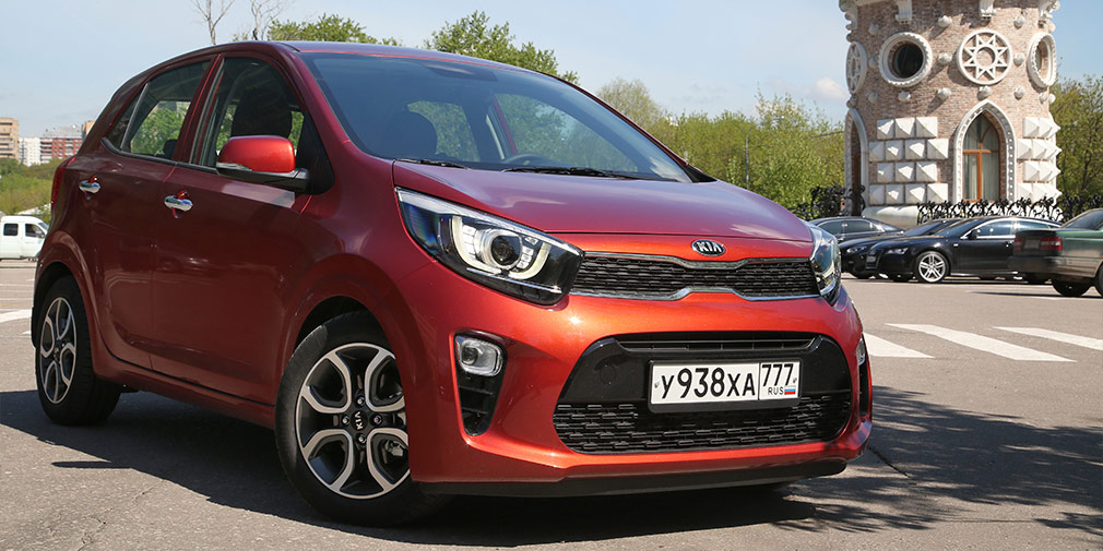 Kia Picanto

5,6 л/100 км

Один из последних представителей классического сегмента &laquo;А&raquo; имеет 67-сильный литровый моторчик с тремя цилиндрами, которому на &laquo;сотню&raquo; требуется 5,6 л бензина. Но это в городе, а на трассе &mdash; смешные 3,7 литра. Такая машина продается только с механической коробкой. Динамика умеренная &mdash; 14,3 с до &laquo;сотни&raquo;.
