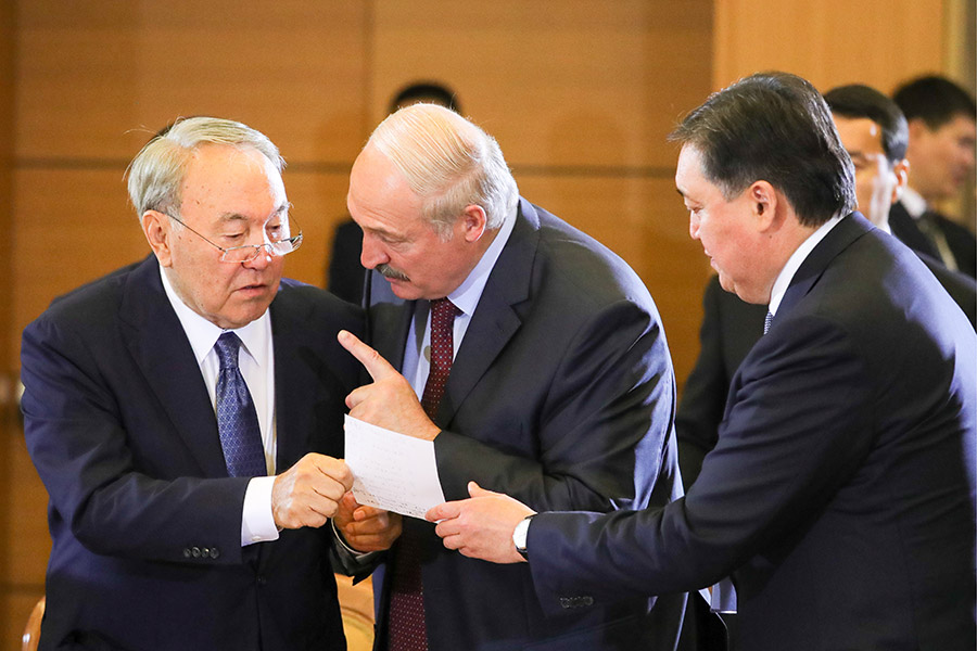 Президент Казахстана Нурсултан Назарбаев и президент Белоруссии Александр Лукашенко (слева направо) во время заседания Высшего Евразийского экономического совета