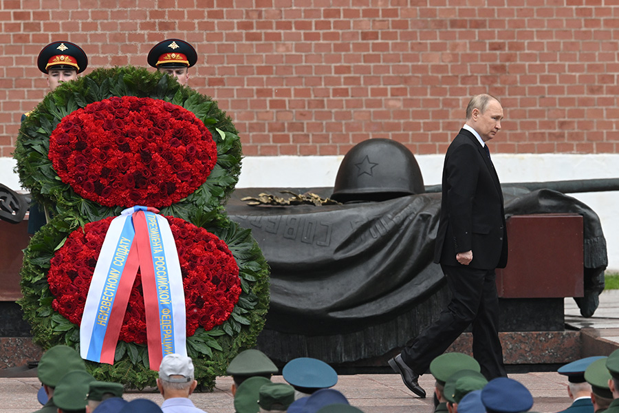 Президент России Владимир Путин днем 22 июня возложил венок к Могиле Неизвестного Солдата у Кремлевской стены