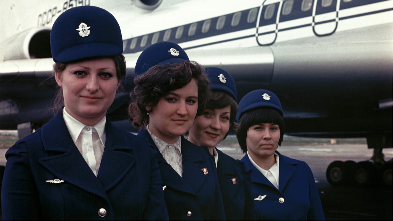 <p>Так выглядели стюардессы &laquo;Аэрофлота&raquo; в советское время, когда авиакомпания была монополистом и не имела конкурентов в стране. Темно-синий цвет, пересечения с военной униформой и отличительные знаки&nbsp;&mdash; с тех пор костюмы стали если не более удобными, то точно более жизнерадостными&nbsp;</p>