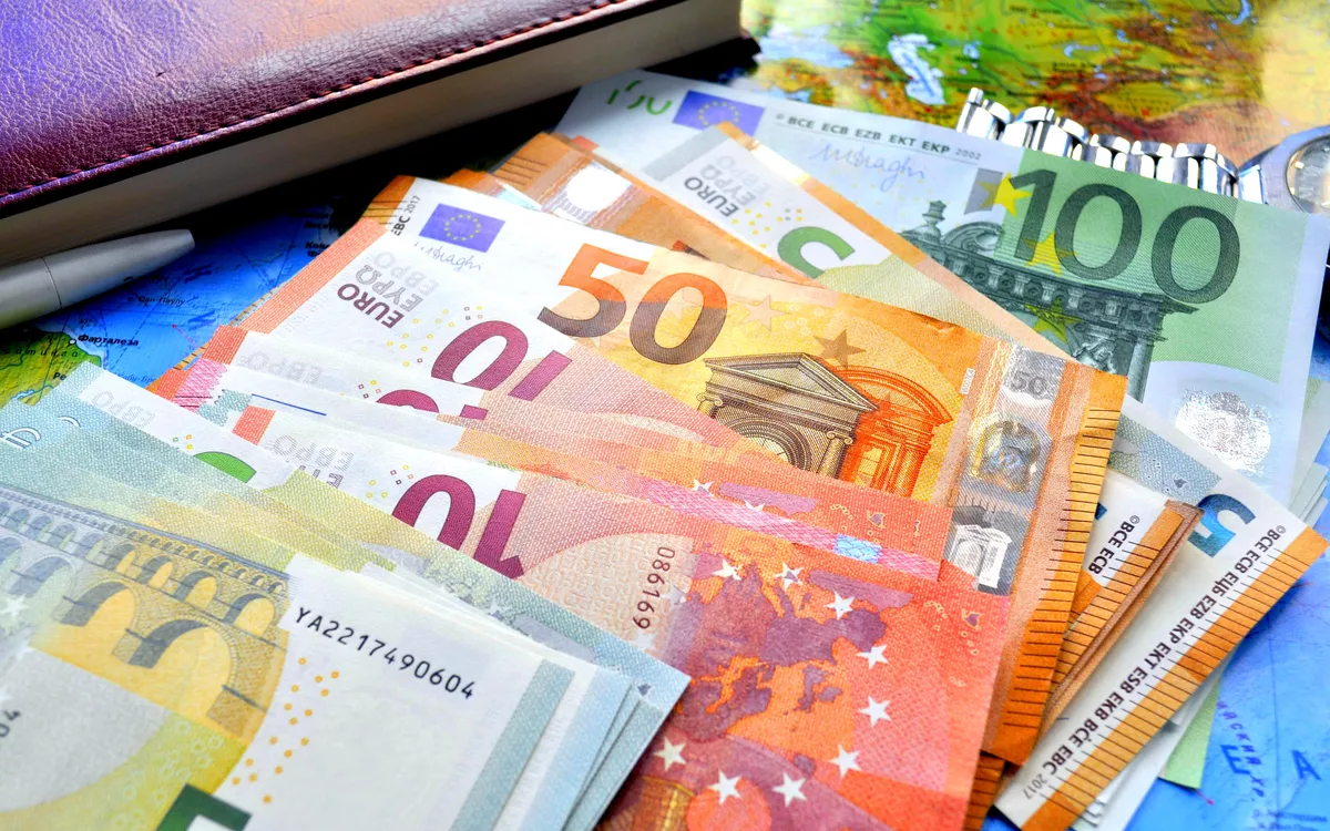 БКС Банк приостановил переводы в евро и долларах в Турцию и Азербайджан