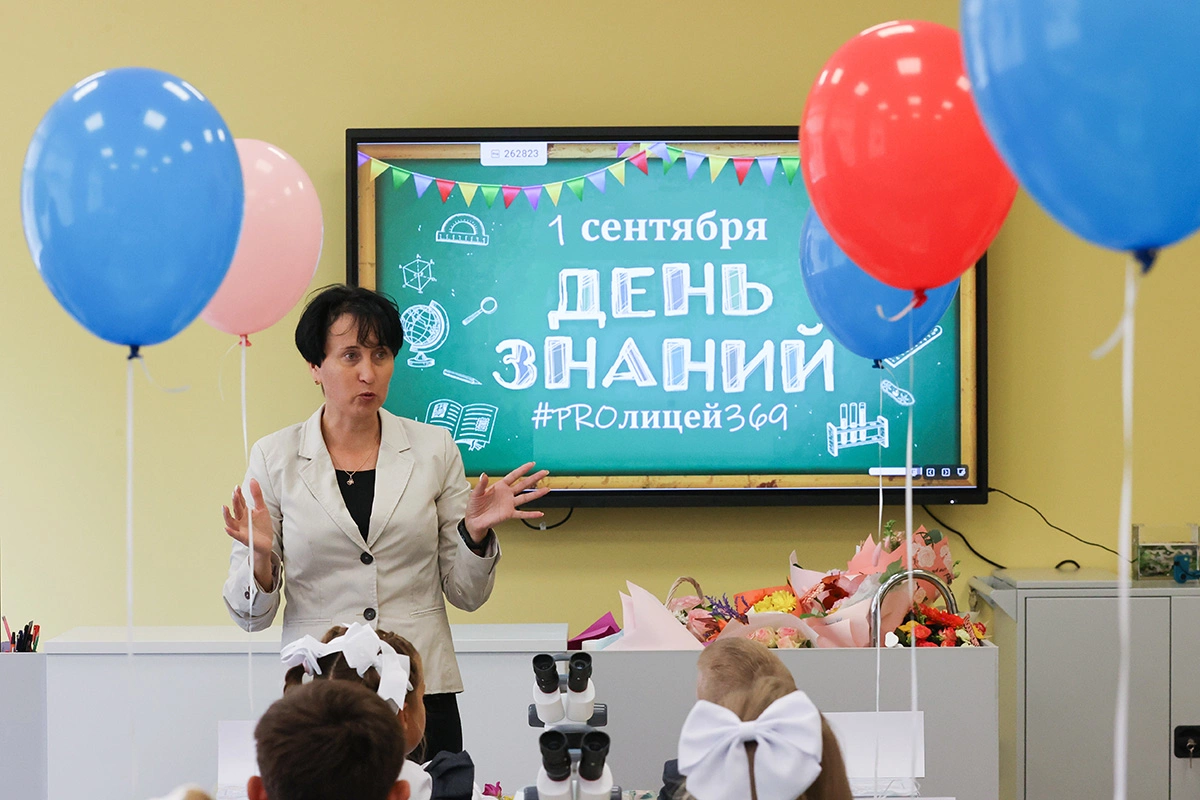 <p>Учитель на уроке в День знаний в лицее № 369, Санкт-Петербург</p>