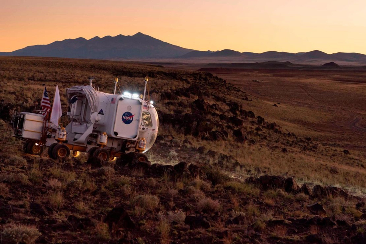 <p>Испытания пилотируемого марсохода NASA в пустыне в штате Аризона</p>