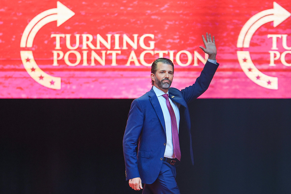 Среди выступавших также были глава национальной разведки Тулси Габбард, министр обороны Пит Хегсет, министр здравоохранения Роберт Кеннеди-младший и сын президента Дональд Трамп-младший (на фото).