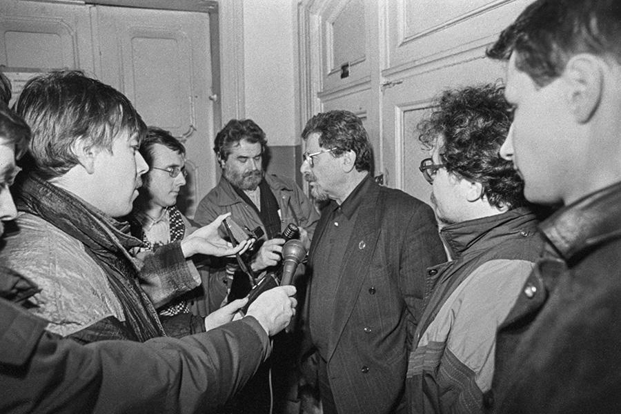 Адвокат Генрих Падва во время ответа на вопросы журналистов после судебного слушания в Санкт-Петербурге, 26 января 1995 года