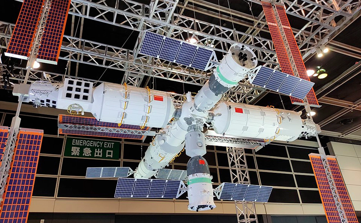 AKAMGO yalms / Wikipedia