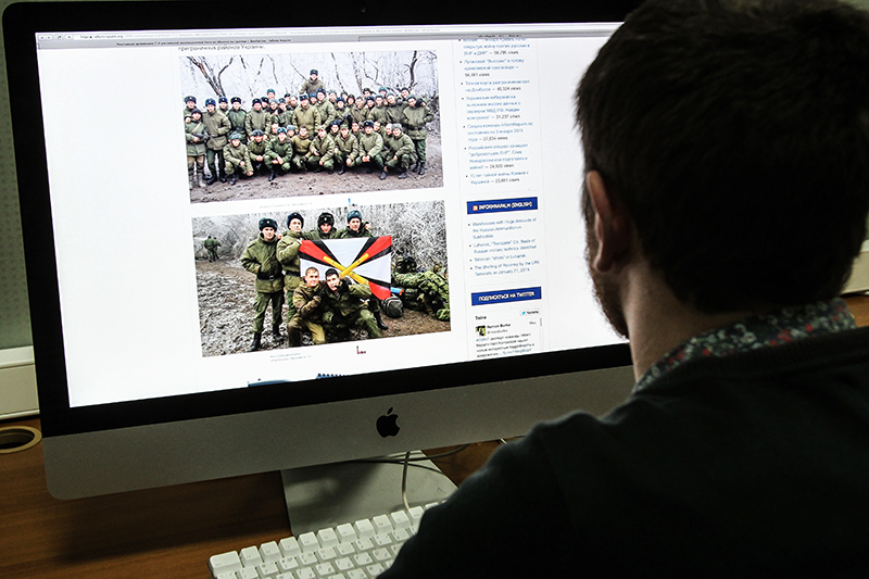 Корреспондент РБК обнаружил своих собеседников на фотографиях российских артиллеристов у границы с Украиной