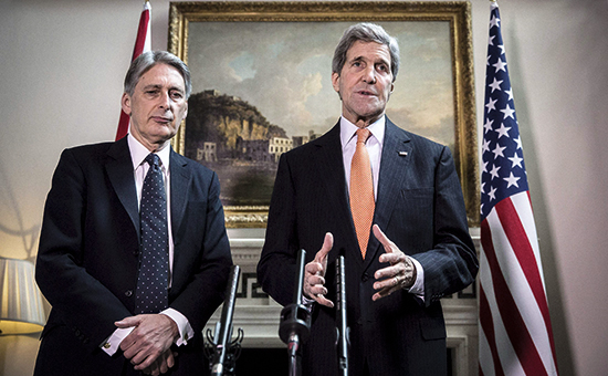 Министр иностранных дел Британии Филип Хэммонд и госсекретарь США Джон Керри во время встречи в Лондоне 21 февраля 2015 года