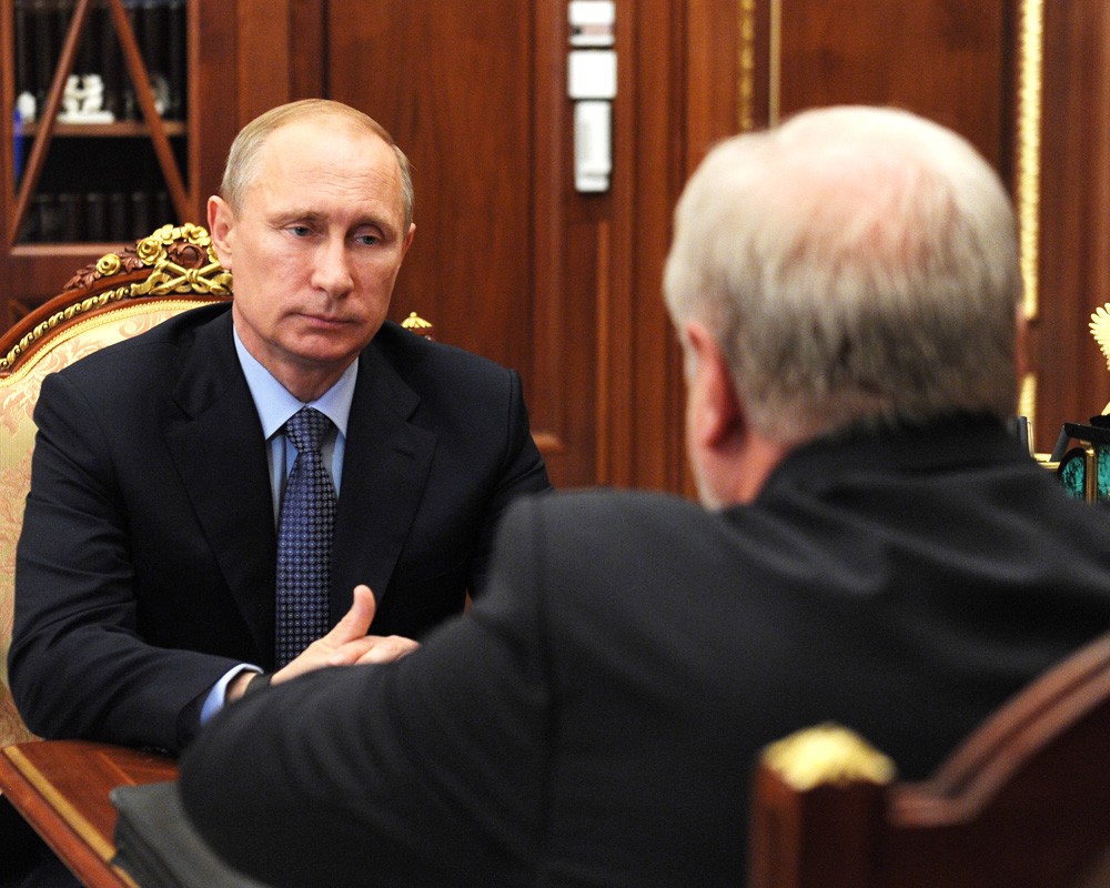 Президент России Владимир Путин (слева) на встрече с Сергеем Мироновым 