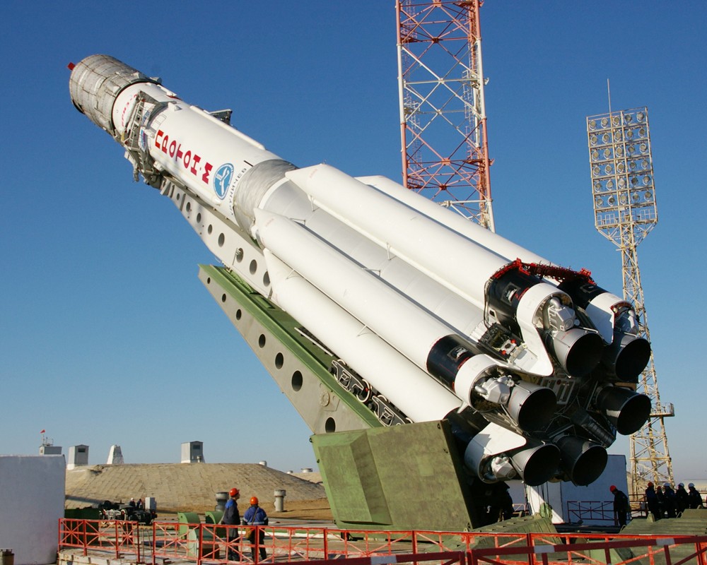 Установка ракеты космического назначения "Протон-М"
