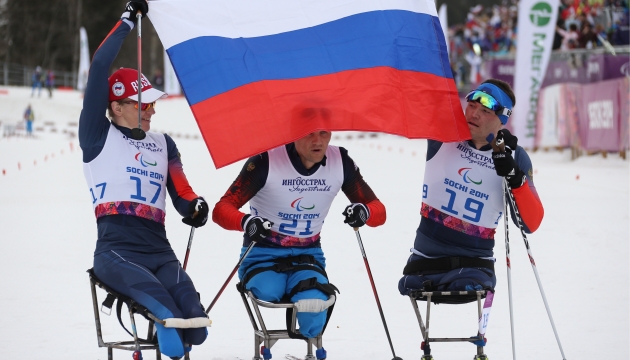 Александр Давидович, Роман Петушков, Ирек Зарипов (слева направо) после гонки на дистанцию 15 км в классе LW 10-12 (сидя) среди мужчин в соревнованиях по лыжным гонкам