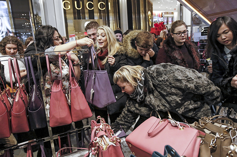 Женщина выбирает сумку в&nbsp;торговом центре Macy&#39;s на&nbsp;Манхэттене

