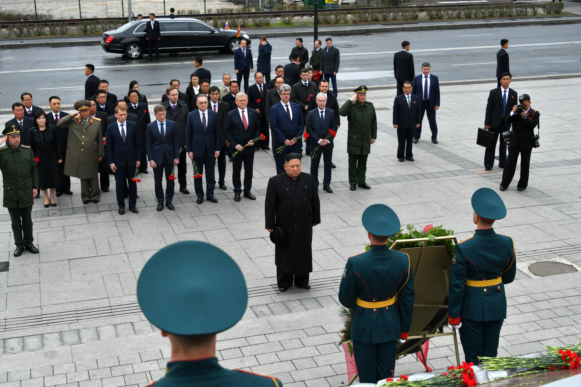 Ким Чен Ын (в центре) во время церемонии возложения венков к мемориальному комплексу &laquo;Боевая слава ТОФ&raquo;