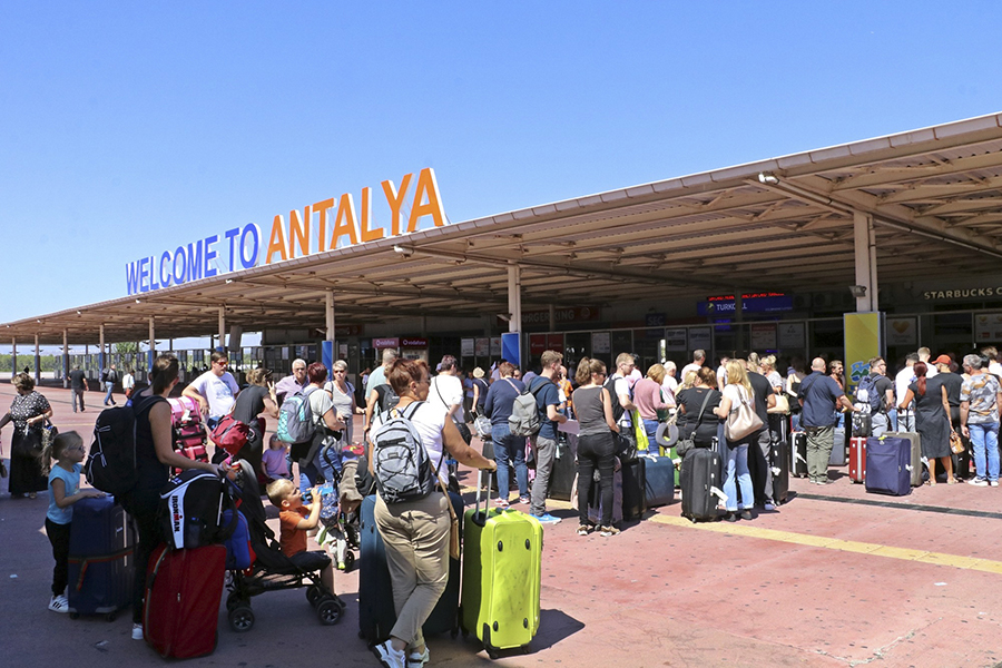 Британские клиенты&nbsp;Thomas Cook в аэропорту Анталии, Турция
