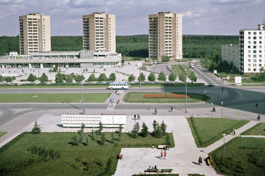 Зеленоград, 1974 год. Город считается частью Москвы и формально не входит в список наукоградов, однако строился как средоточие электронной промышленности страны и является шедевром советского урбанизма