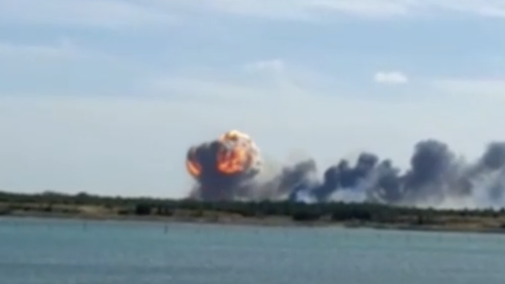 Момент взрыва на авиационной базе в Крыму. Видео