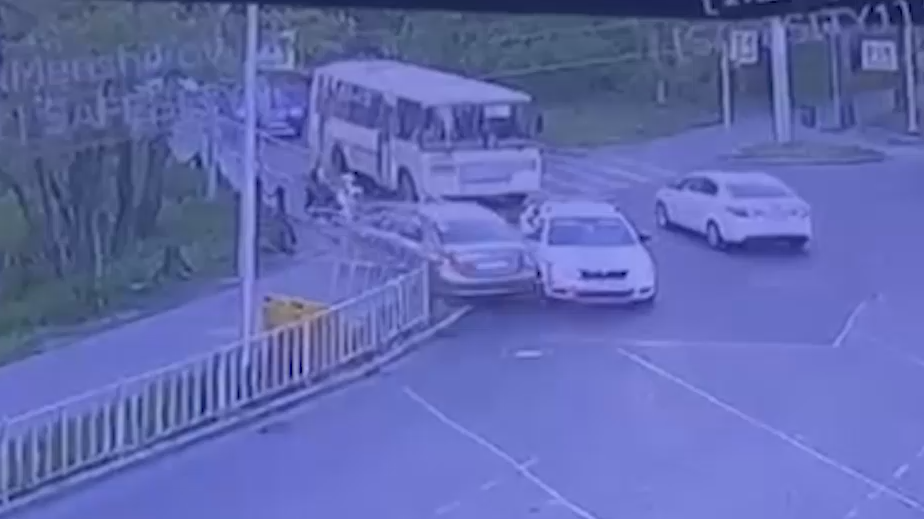 В Калининграде на тротуаре сбили женщину с ребенком